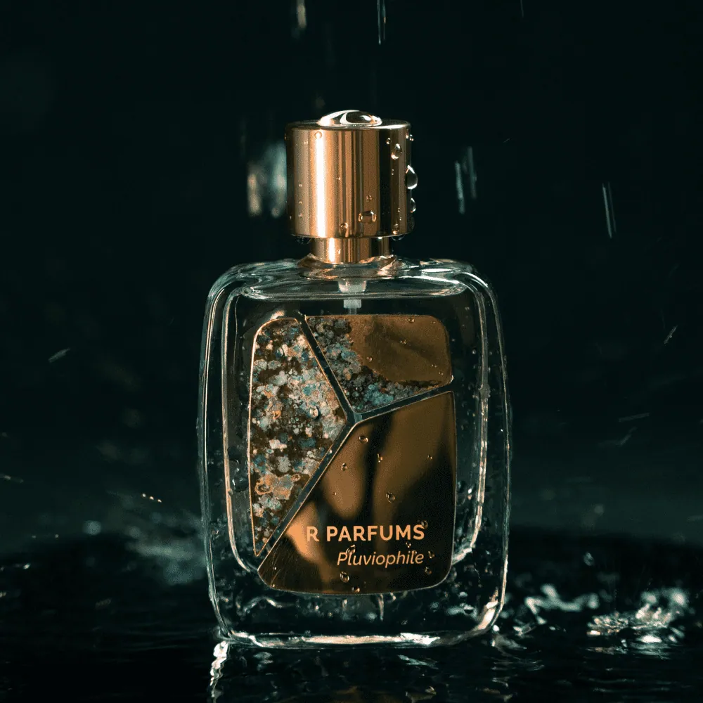 Chai Pluviophile với tấm Patina lục lam, phủ đầy giọt nước giữa màn mưa trên nền tối