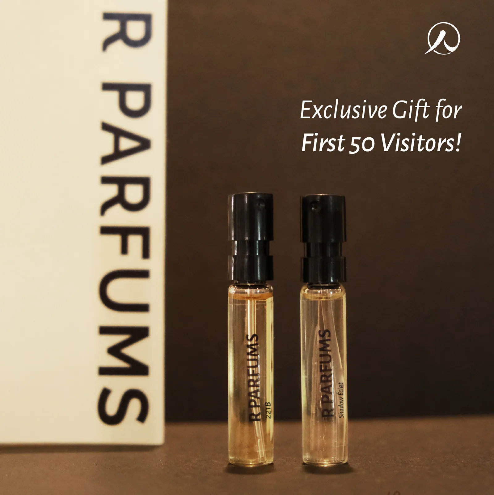 Deux flacons R Parfums de 2 ml, 221B et Shadow Éclat, offerts aux 50 premiers visiteurs de « Light and Shadow ».