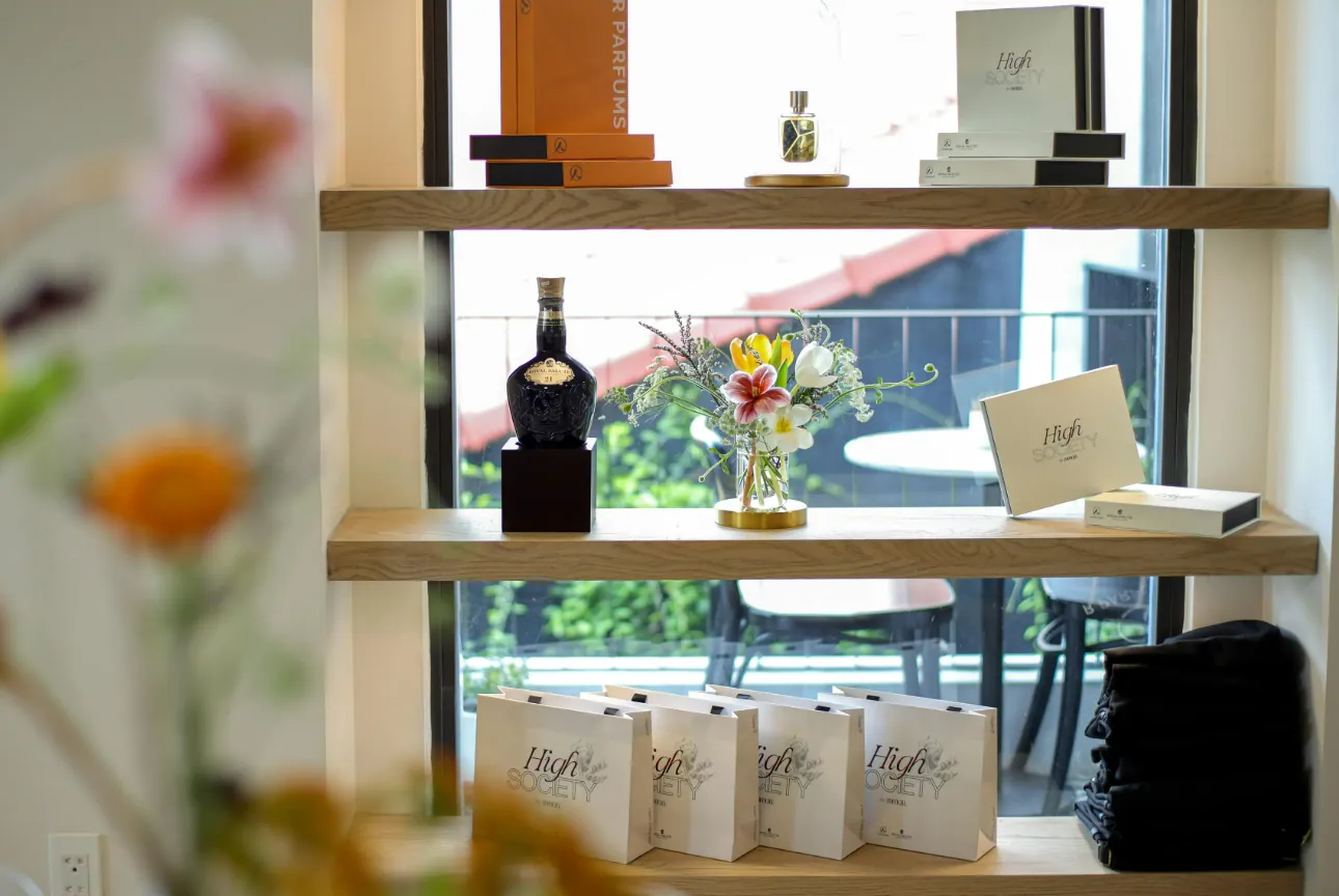 34 Nguyễn Duy Hiệu 的窗邊層架，為《A Batch of Tasting Notes》佈置，花、香水瓶與盒子映著日光。