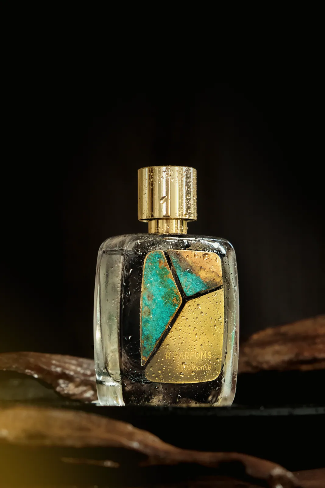 Chai Pluviophile đọng giọt nước, tấm đồng Patina xanh ngọc và vàng đồng trên nền tối