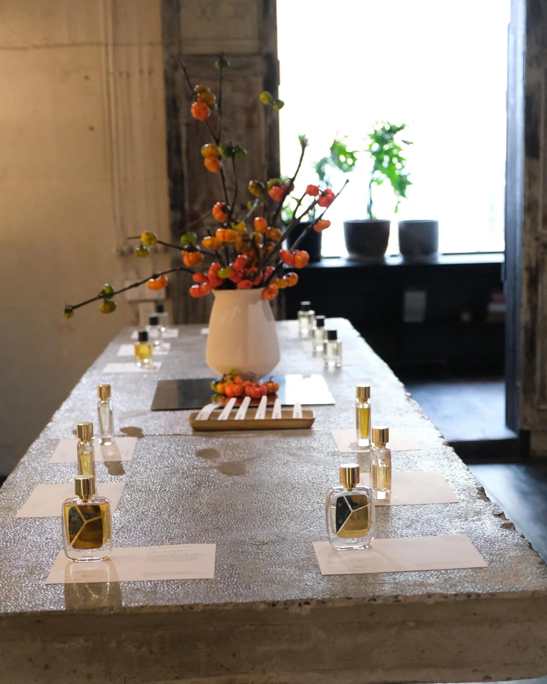 日光下的长石柜台与 R Parfums 香水瓶
