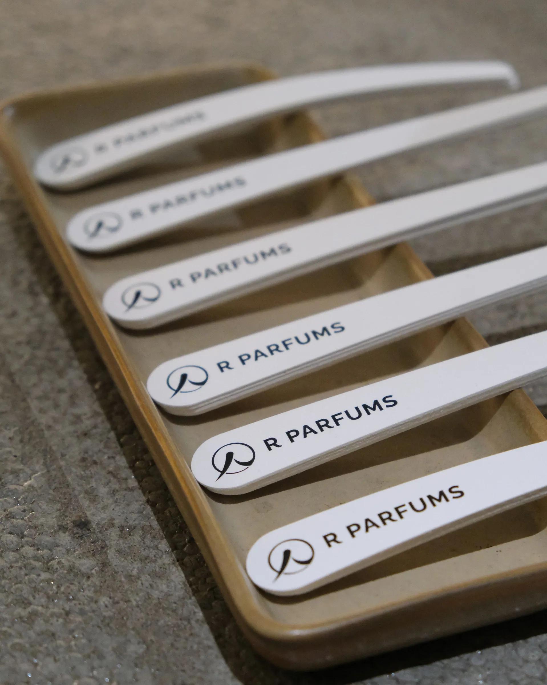 木托盘上印有 R PARFUMS 字样的试香纸