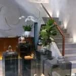 缩略图：R Parfums 展间里的玻璃展示柜、绿色盆栽与木扶手楼梯。