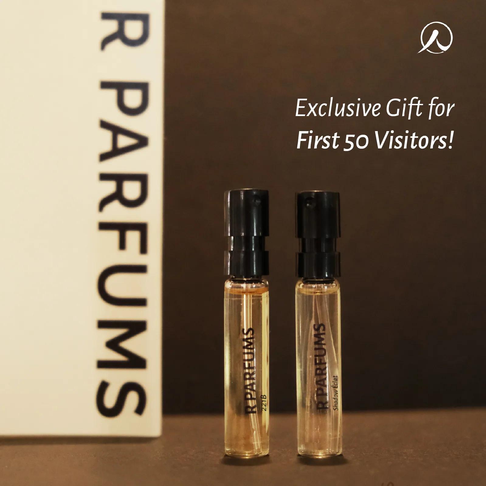 R Parfums 221B 与 Shadow Éclat 两支 2 ml 小样瓶,是 Light and Shadow 嗅觉展送给前 50 位来宾的礼物。
