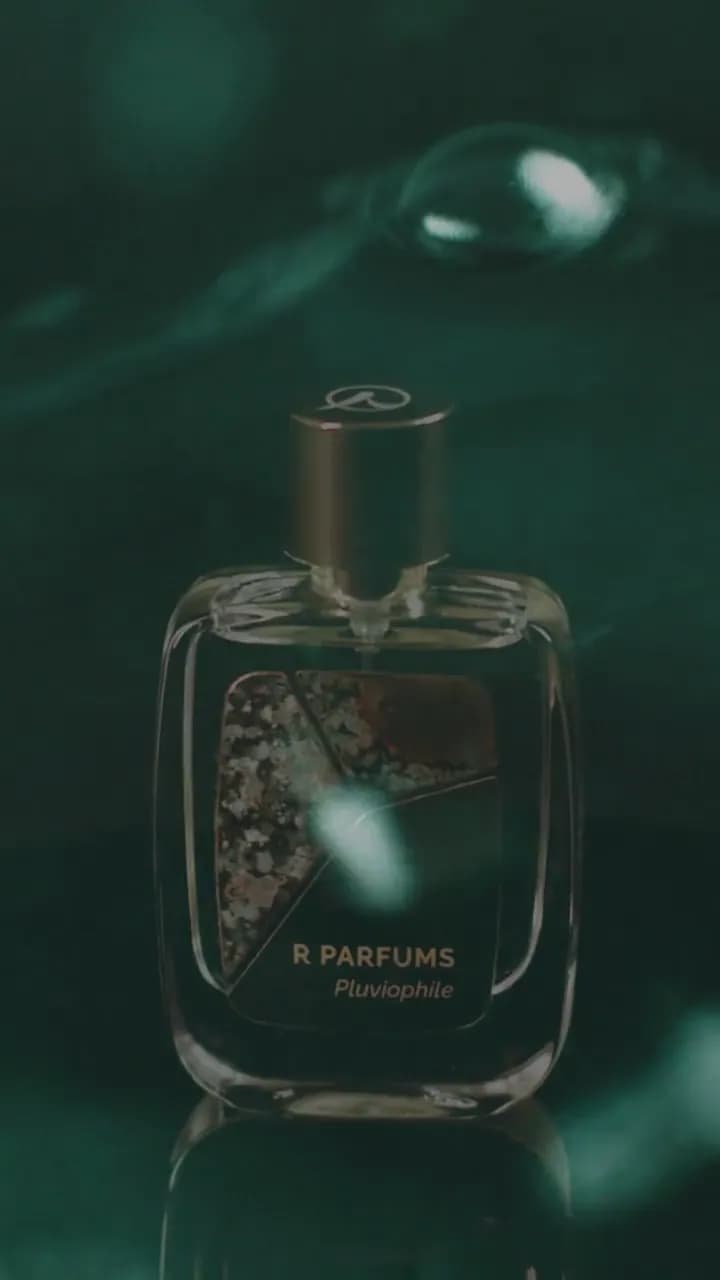 Phim, 2022: Pluviophile trong chai Patina trên mặt đen ướt dưới làn nước rơi, cận cảnh các mảnh đồng, rồi một bàn tay nhấc chai lên. Phát lặp, tắt tiếng.