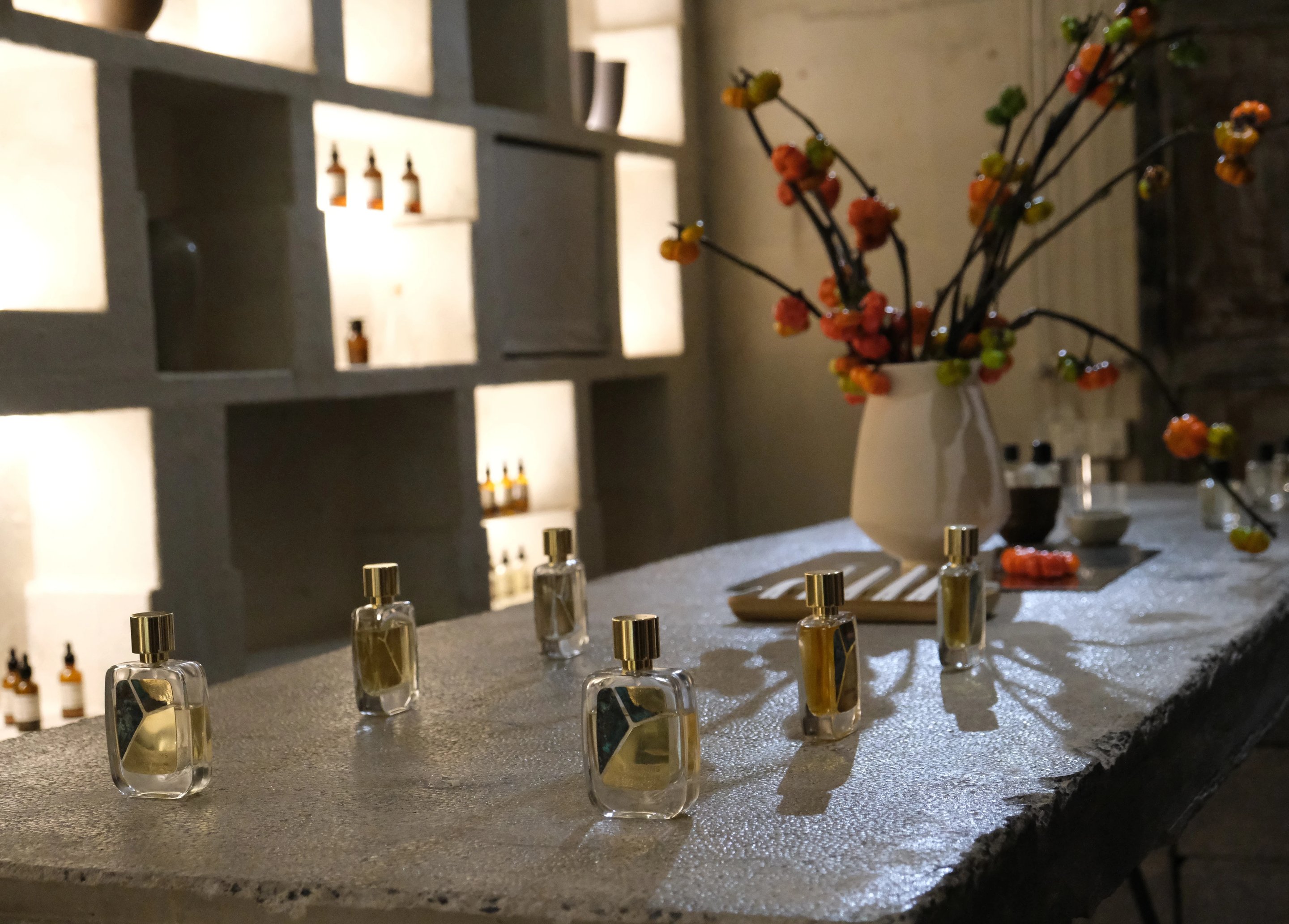 Mga bote ng R Parfums sa counter na bato sa 26 Lý Tự Trọng
