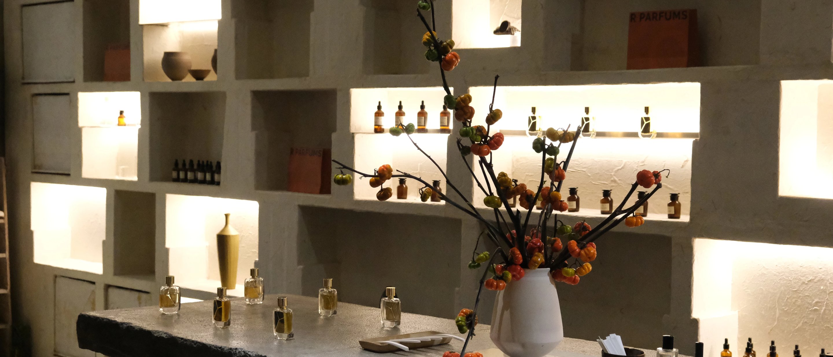 Sudut R Parfums di 26 Lý Tự Trọng: ceruk batu bercahaya dan kaunter batu monolitik