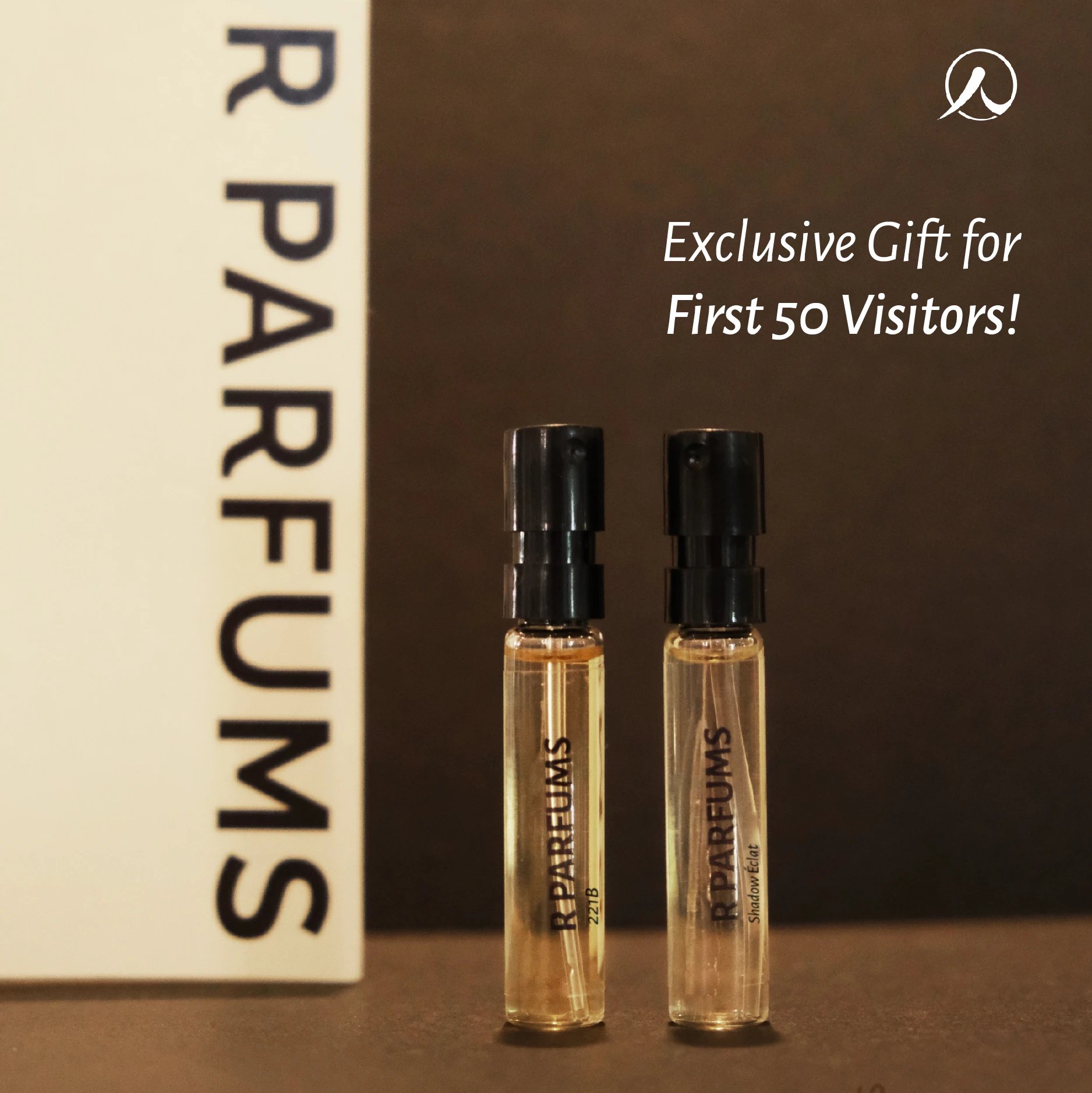 Dua botol kecil R Parfums 2 ml, 221B dan Shadow Éclat, hadiah untuk 50 pengunjung pertama Light and Shadow