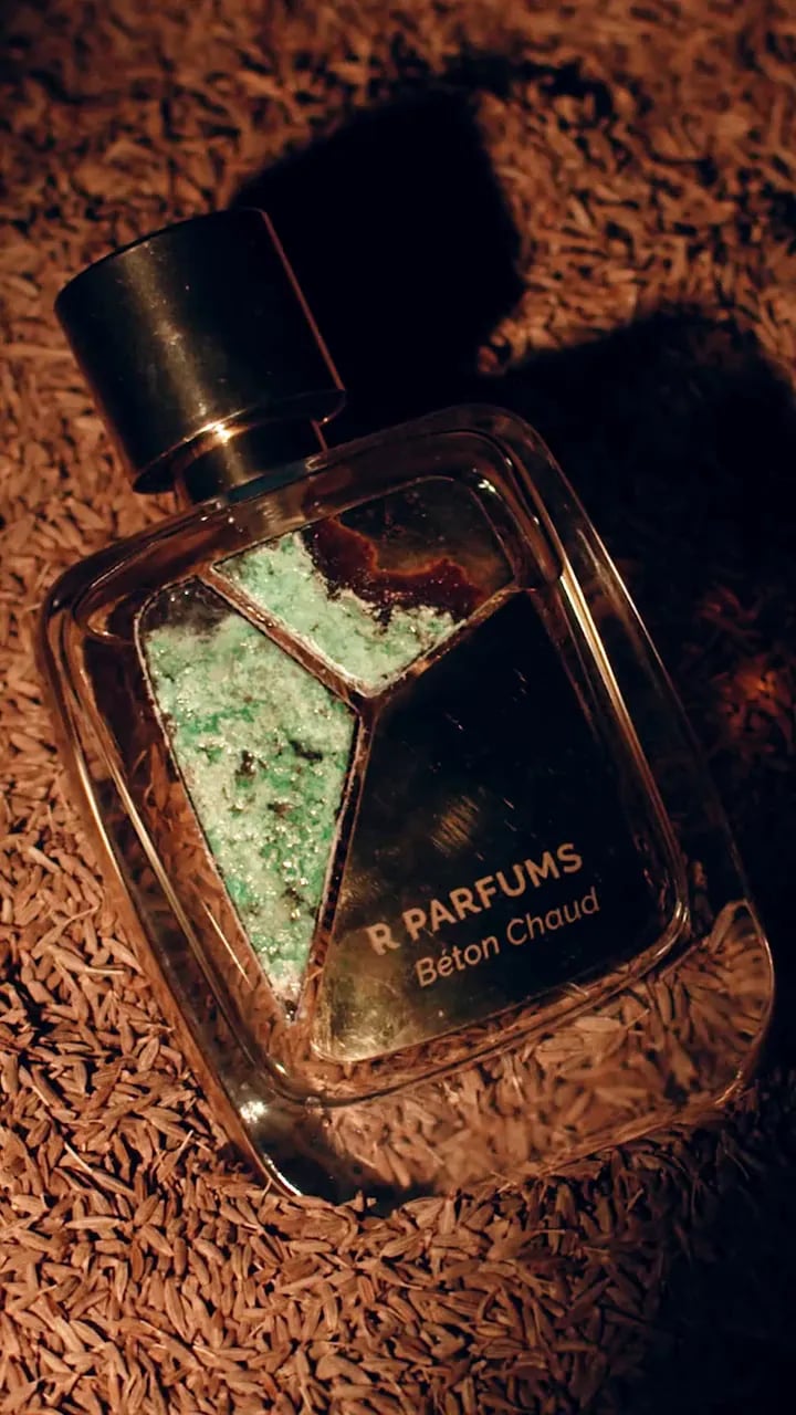 Filem, 2022: Béton Chaud dalam botol Patina di atas biji-bijian, kayu hanyut dan batu, dalam cahaya hangat. Berulang, tanpa bunyi.