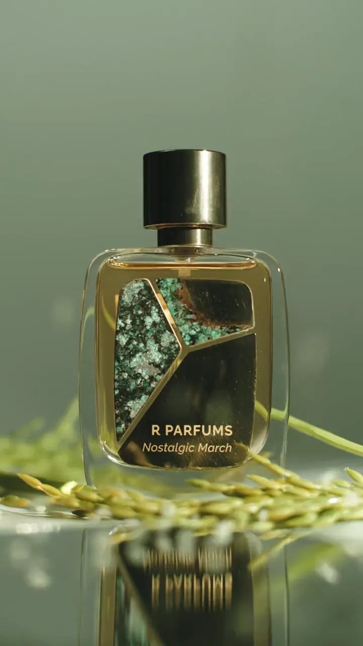 Filem, 2022: Nostalgic March dalam botol Patina di antara tebu yang dibelah, bunga limau bali putih dan beras. Dengan muzik; di sini ia dimainkan berulang tanpa bunyi.