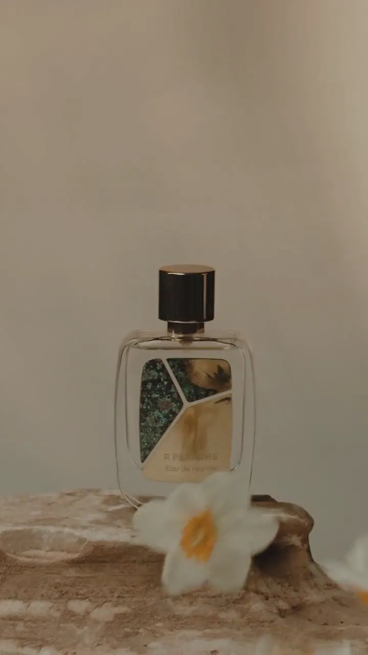 2022년 영상: 돌 위에 놓인 파티나 병의 Eau de Hajime와 배, 흰 꽃, 그리고 한 손. 음악이 흐르는 영상이며 여기서는 소리 없이 반복 재생됩니다.